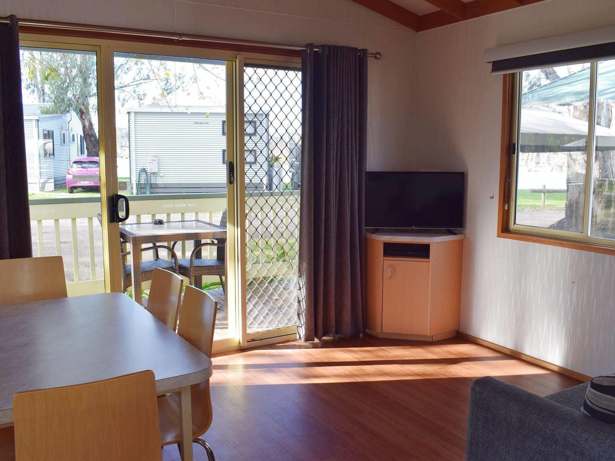 Cohuna Waterfront Holiday Park Extérieur photo